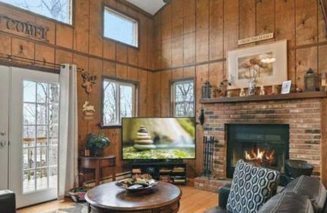 NEW LISTING-4 BR, 3FULL Ba, King Bed, 7 TVs, EPIC Gameroom, FirePit, Fireplace