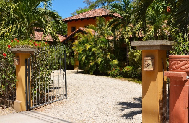 4 Br / 4 Bth Spectaculaire maison de luxe, en face de la plage.