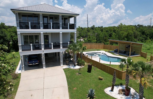 4 BR/4 Ensuite Bath/Games/Walk to Beach & Heated Pool / Spa