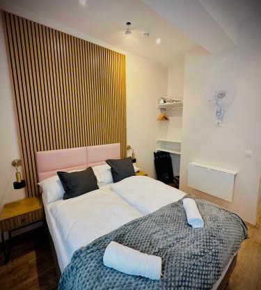 4-BR Apt, Ideal for Groups, 6-Min to Stadthalle