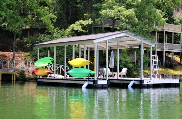 4 BR Lakefront Home dans une crique tranquille avec Swim Dock et pas de trafic de bateau!