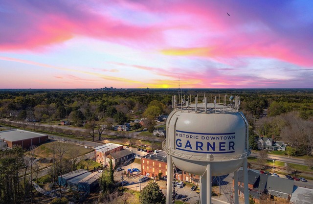 4 BRs / 3 Full Baths - Stroll to Coffee, Bakery, Wine Bar - Downtown Garner
