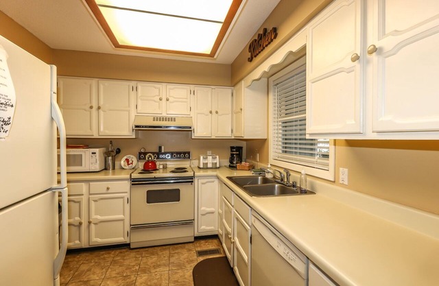 HDTV, WIFI. Grande maison de ville de lac. 2 chambres, 2 niveaux, 1. 5 salles de bain sur le lac Desoto avec véranda grillagée