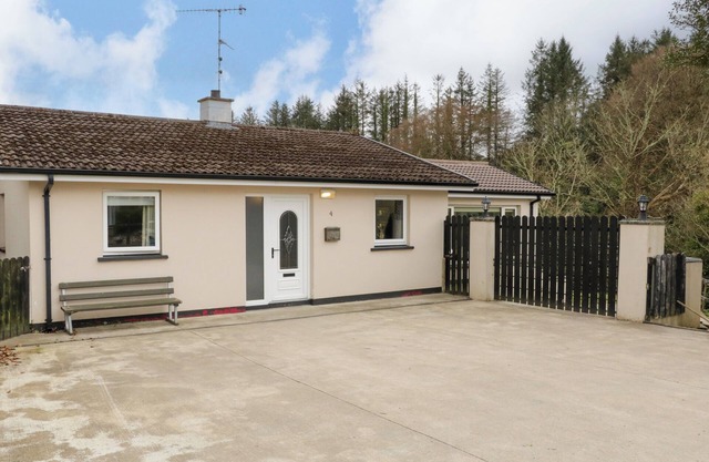 4 CARLTON COTTAGES, family friendly, with hot tub in Enniskillen