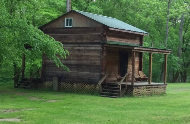 #4, Charming 2-bedroom cabin in superb Beattyville with AC