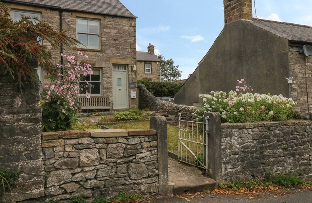 4 CHERRY TREE COTTAGES, family friendly, with open fire in Bradwell