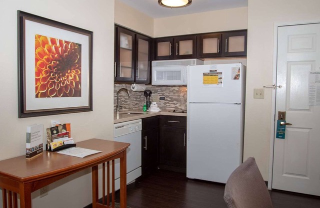 4 Convenient Suites w/ Free Breakfast! A short drive to Six Flags Fiesta Texas!