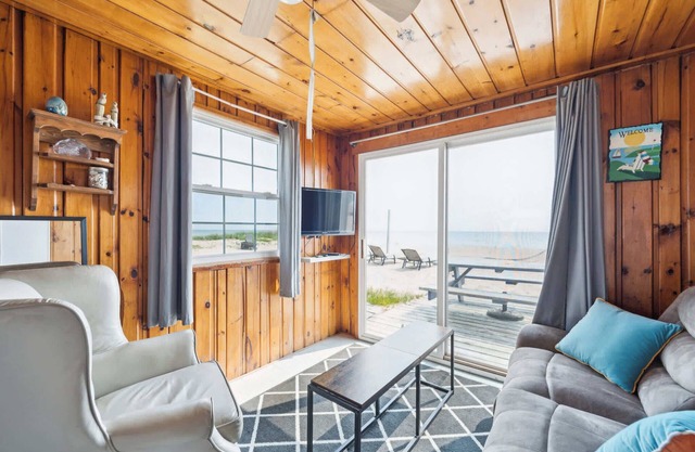 Cozy cabin on the beach of Lake Huron!