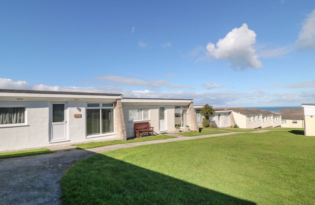 4 DRECKLY, pet friendly, character holiday cottage in Widemouth Bay
