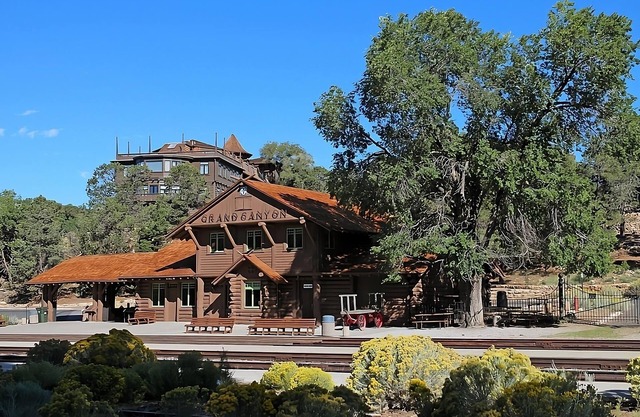 4 Family-Friendly Units, Free Breakfast & Parking, Williams Little League Park!
