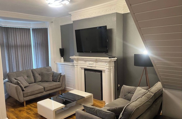 4-Guest Charm Home w/Street Parking & WiFi & Party