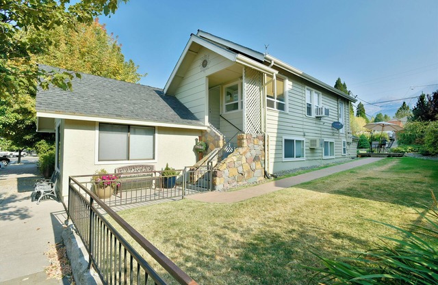 4 Homes in downtown Mt. Shasta sleeps 24!!