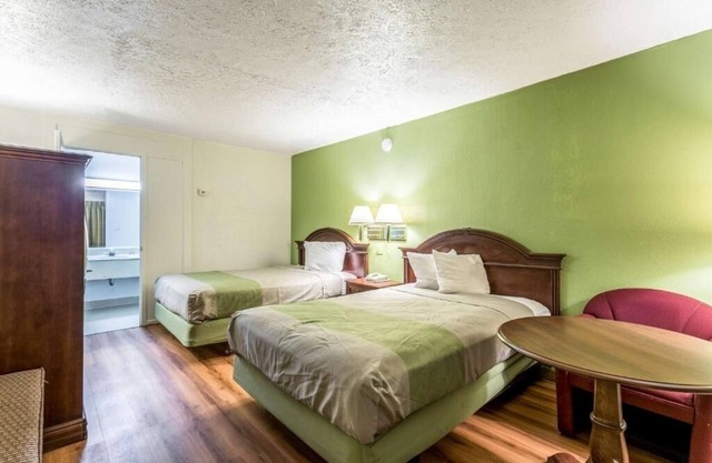4 Inviting Rooms for Budget Travelers w/ Free Breakfast & Laundry On-Site