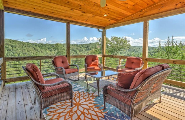 4 Leaf Clover - Pet Friendly | Mountain & River Views | Hot Tub | Pickleball Court | FirePit