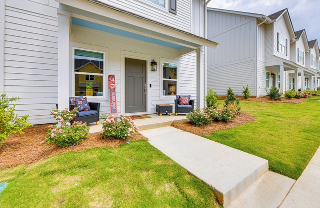 4 Mi to Auburn University: Townhome w/ Fenced Yard