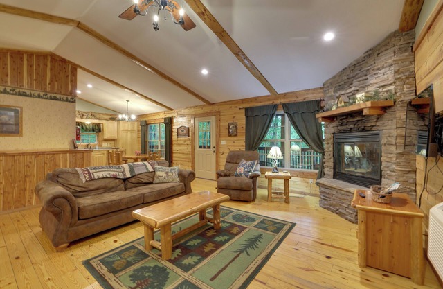 4 Mi to Beaver Lake: Peaceful Log Cabin w/Deck!