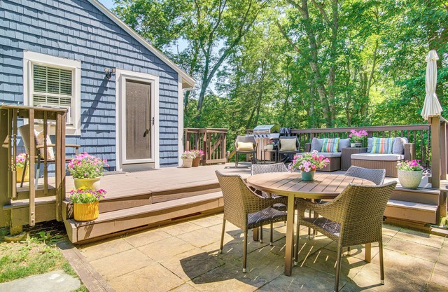 Charming Cape Cod Cottage: 4 Mi to Bristol Beach!