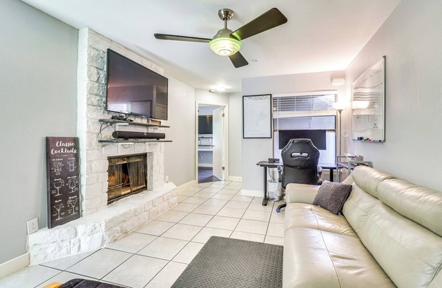 4 Mi to Dtwn: Gem w/ Pool Access & Patio in Austin