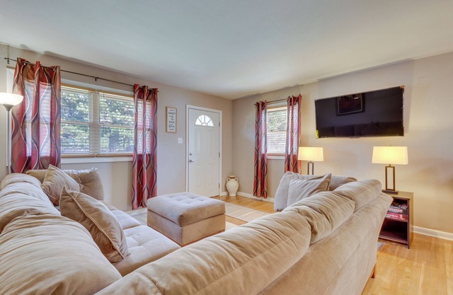 4 Mi to Dtwn: Home w/ Fenced Yard in Portsmouth!