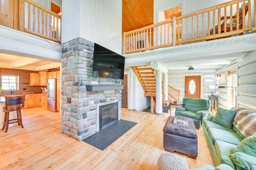 4 Mi to Dtwn Spacious Family Cabin in Jonesville!