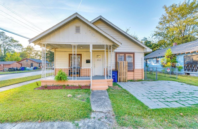 4 Mi to Dtwn Little Rock: Studio w/ Porch
