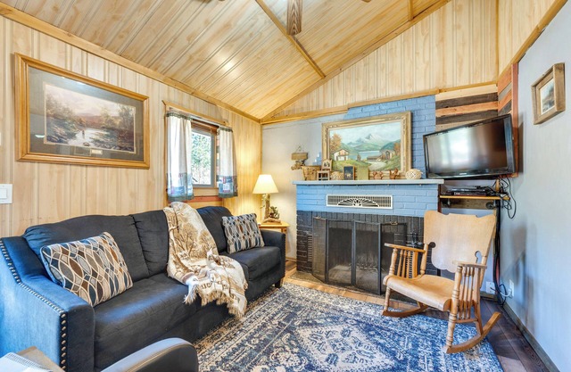 4 Mi to Estes Park: Riverfront Cabin w/ Grill!
