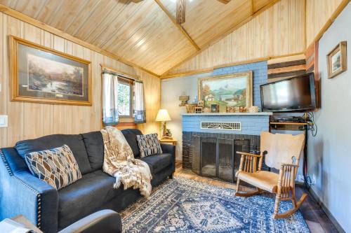 4 Mi to Estes Park Riverfront Cabin with Hot Tub!