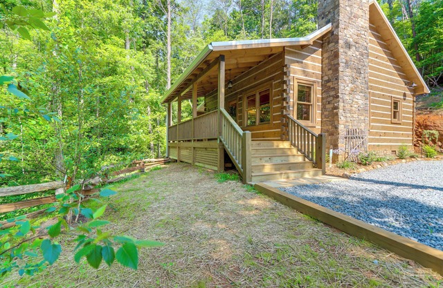 4 Mi to Fall Branch Falls: Peaceful Cabin w/Deck