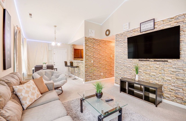 4 Mi to HPU: Pet-Friendly Home w/ Yard!
