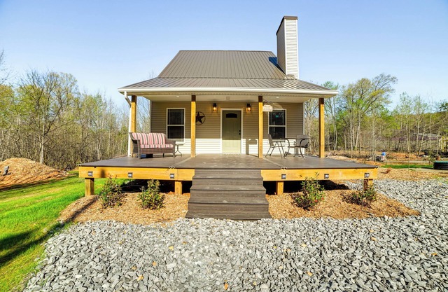 4 Mi to Lake Barkley: Pet-Friendly Home w/ Hot Tub