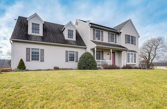 4 Mi to the Amish Village: Spacious Home w/ Deck!