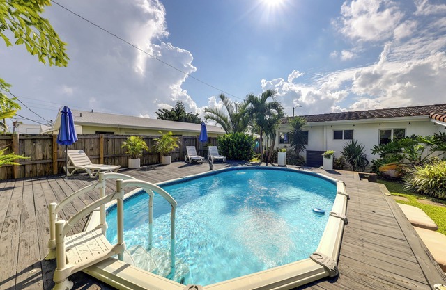 4 Mi to the Beach: Pet-Friendly Oakland Park Home