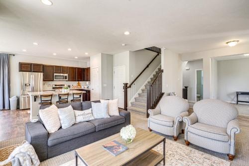 4 Mi to The District Family Home with Tennis Access