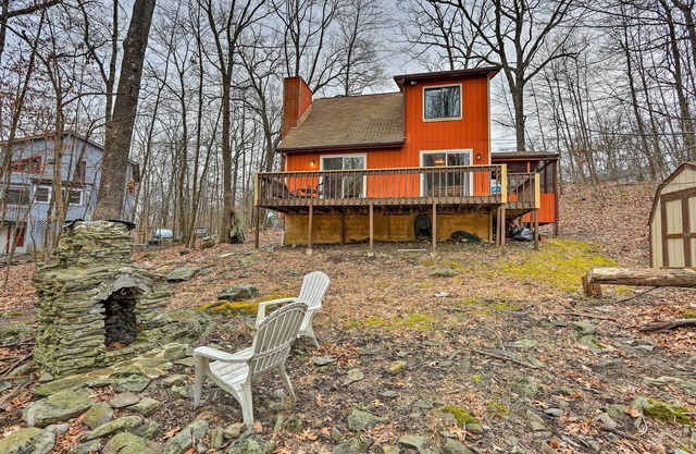 4 Mi to Tubing: Cozy Bushkill Cabin w/ Deck!