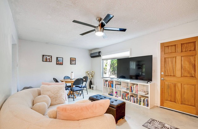 4 Mi to UF: Pet-Friendly Home w/ Yard & Deck