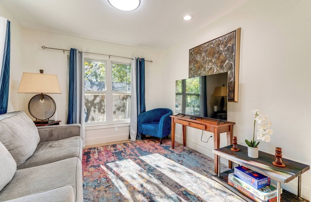 4 Mi to UT Austin: Bright & Modern Family Home