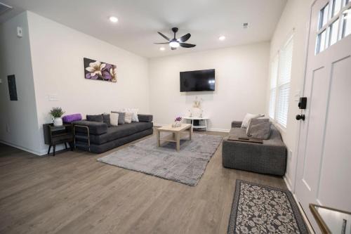 4 Min to Downtown - 10 Min to Elon - Washer and Dryer
