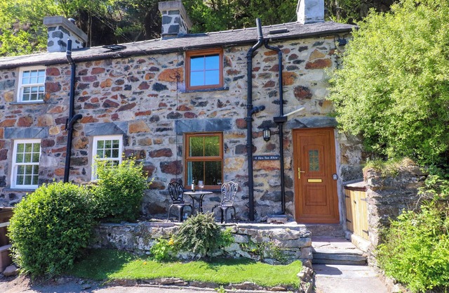 4 OLD TANRHIW, pet friendly, character holiday cottage in Beddgelert