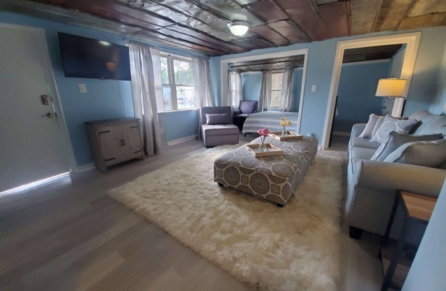 #4 PET FRIENDLY! PONTOON/KAYAKS AVAILABLE! STUDIO CONDO CLOSE TO TOWN & MARINA!