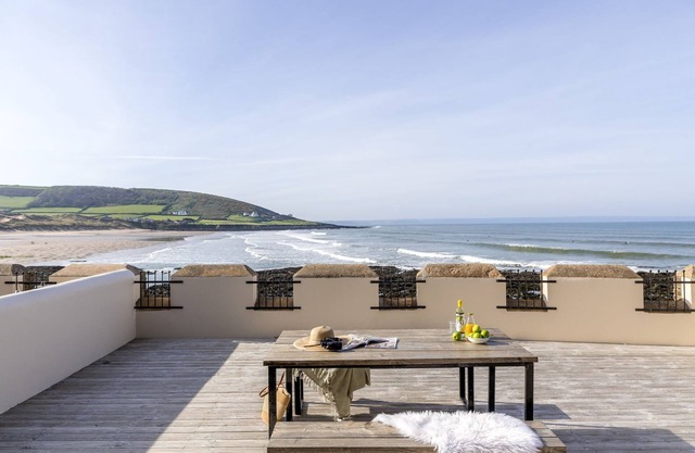 4 Out Of The Blue - pet friendly sea view home sleeping 6 in Croyde