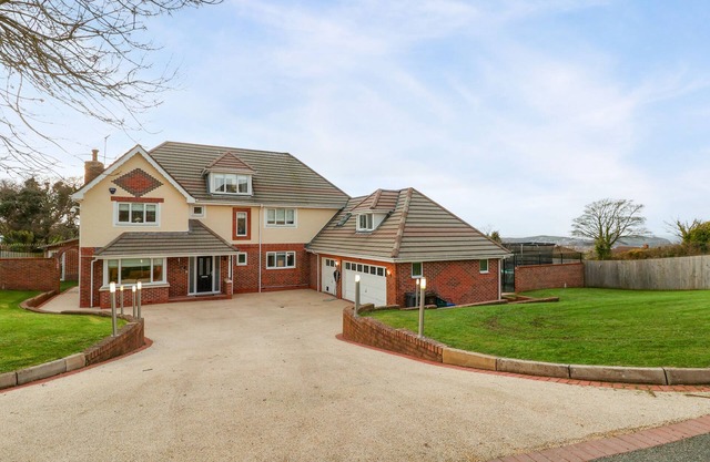 4 PEN Y MYNYDD, pet friendly, luxury holiday cottage in Colwyn Bay