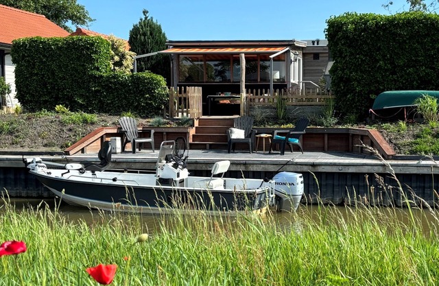 Maison Cecil 4 pers avec son propre spot de pêche sur un canal hollandais