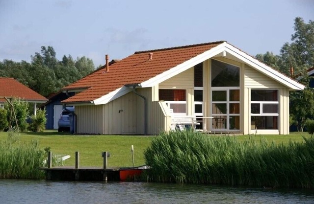 4-person fishing vacation home with private jetty, direct lakeside location, canoe and sauna in Otterndorf