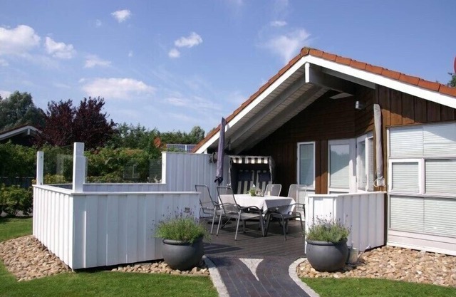 4-person vacation home with canoe, sauna, wood-burning stove, air conditioning and lake view in Otterndorf