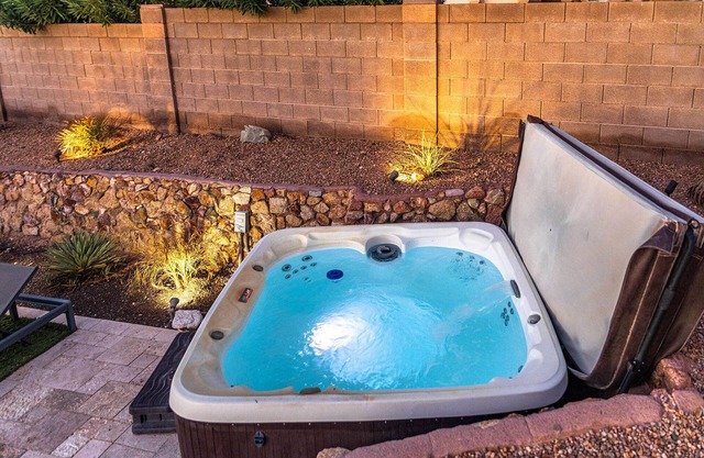 4 Primary Rooms + Heated Pool, Spa & Dog Friendly