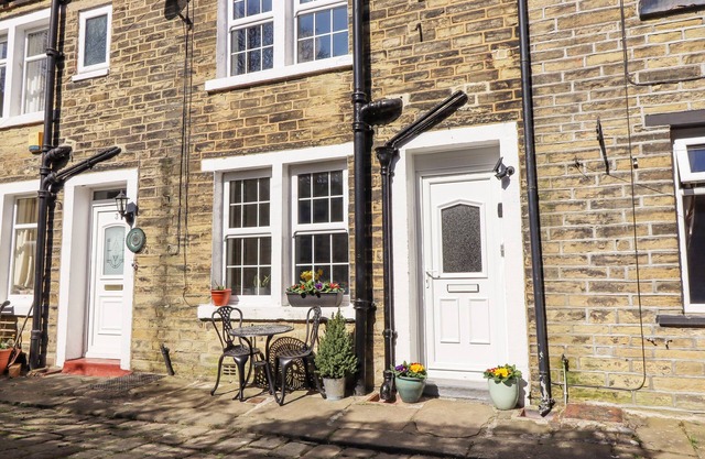 4 PULMANS PLACE, pet friendly, character holiday cottage in Halifax