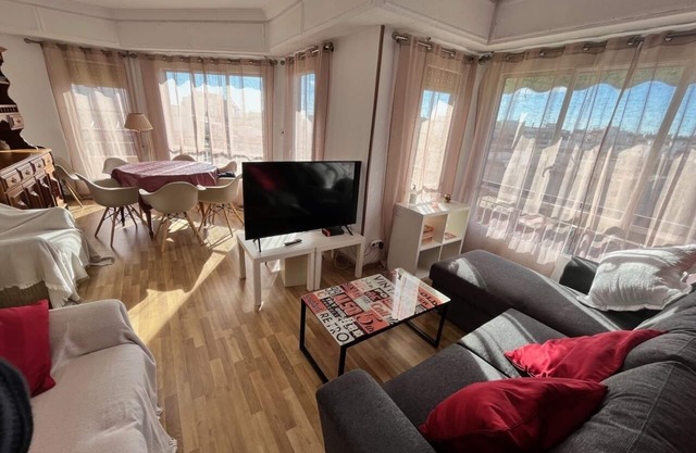 4 CHAMBRES + 2 BAINS + CENTRE: APPARTEMENT SENECA CENTRE