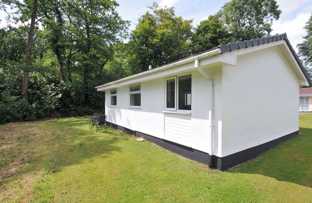 4 ROSECRADDOC LODGE HOLIDAY BUNGALOWS, family friendly in Liskeard