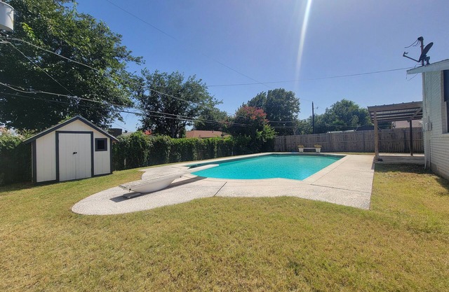 4-Season Beauty with pool in Fort Worth