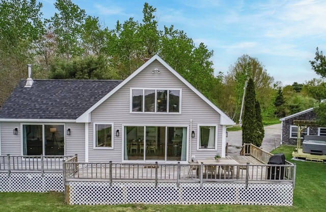 4-Season Waterfront Oasis Acadia with Hot Tub